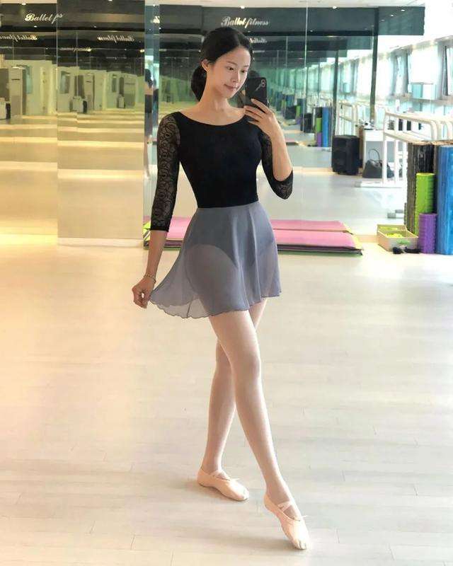 王子文六一带小孩海边游玩 去年曾被曝隐婚生子